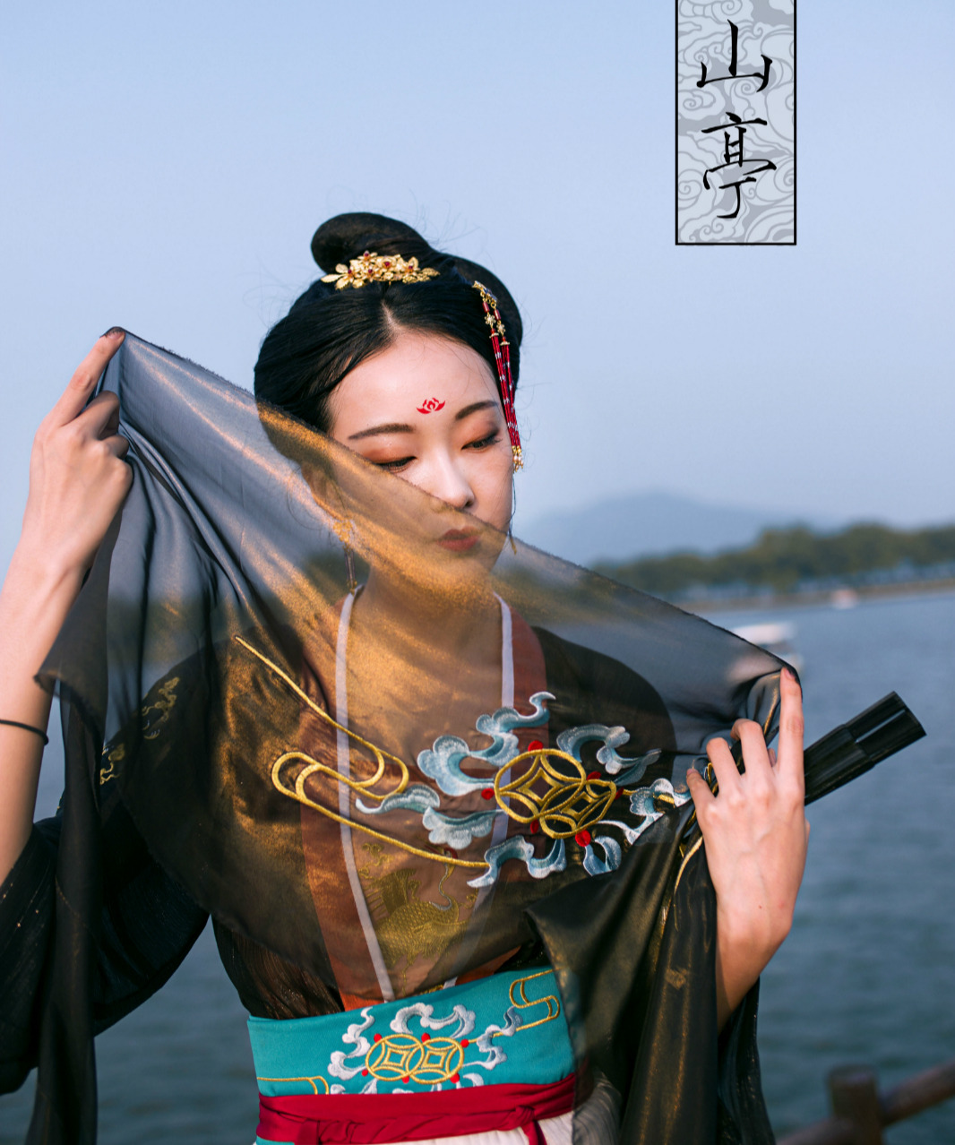 changan-moon:  Traditional Chinese hanfu | Tang dynasty fashion | Clothes by 宴山亭汉服. 