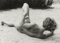 lightnessandbeauty:Raoul Hausmann - Nu féminin, jambe levée, Allemagne, 1931
