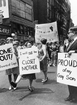 vintagegal:  PFLAG members at the 1974 Gay