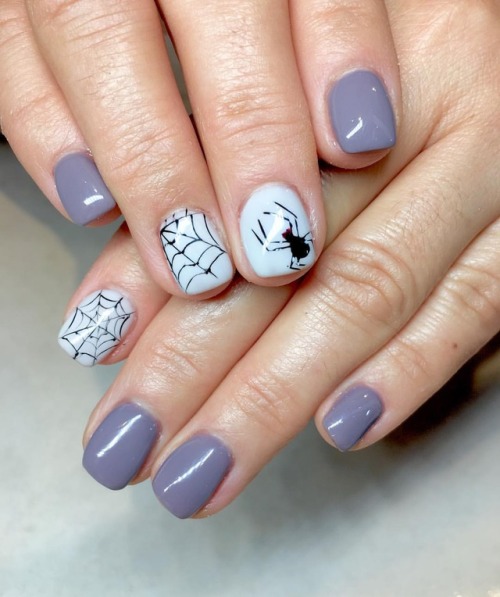 How cute are La Mama’s itty bitty nails. Used @bioseaweedgel #bsgrunaway &amp; @opi {I Cannoli wear 