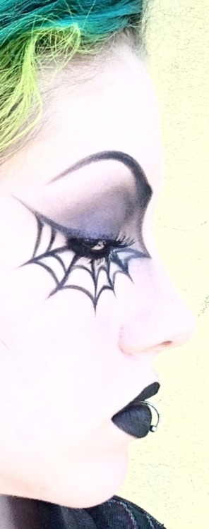 dracmakens:  iamablasphemousbitch:  Double, double toil and trouble…  god your makeup is so amazing! 