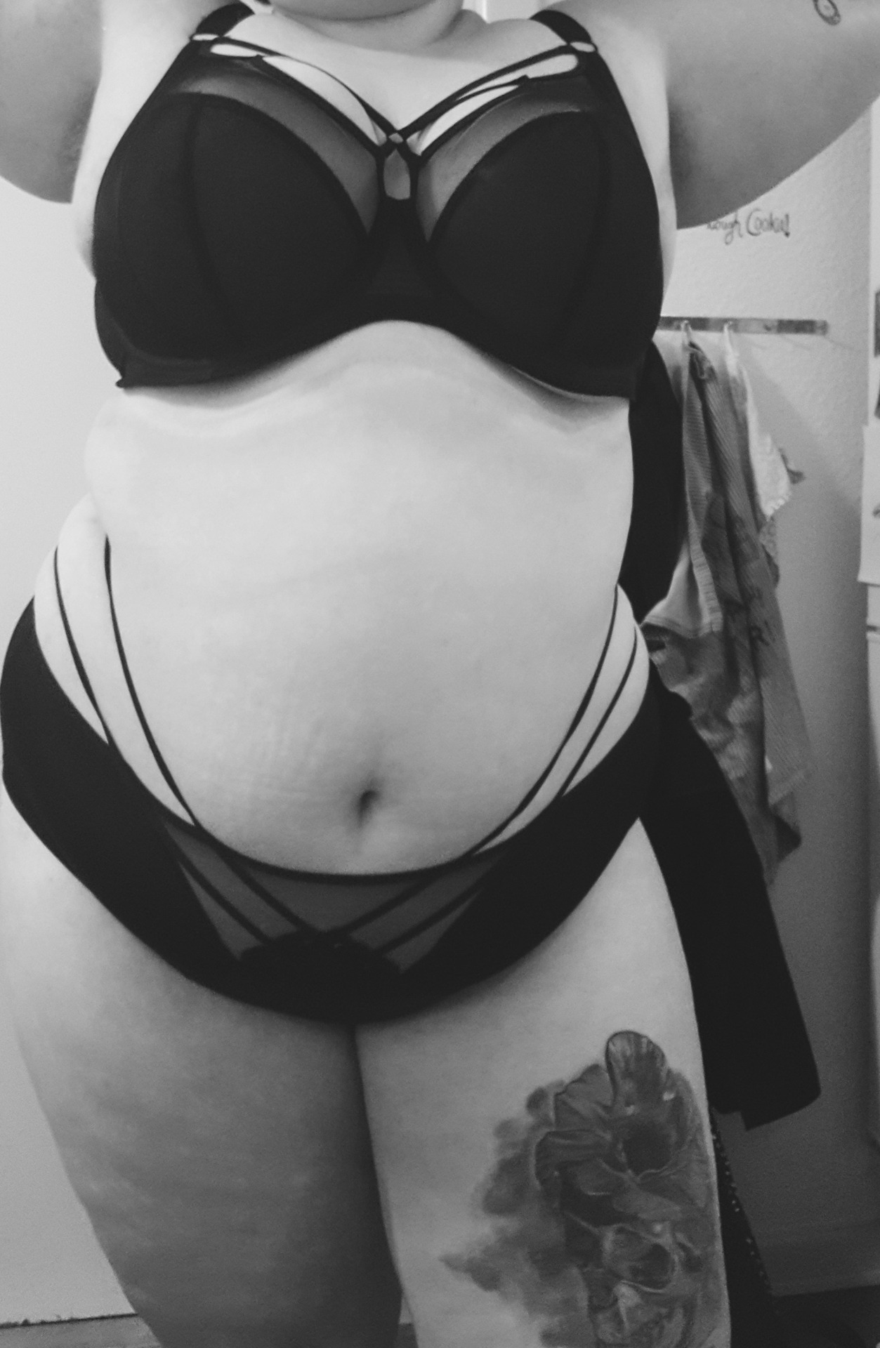 antisocialsoybean:  🖤  Damn that’s a cute tummy 