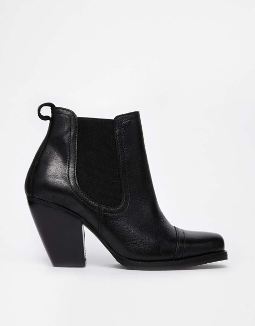 High Heels Blog Gardenia Leather Heeled Chelsea Boots via Tumblr