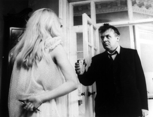 Fotogramas de Repulsion (1965) Roman Polanski LAS PATATAS GERMINADAS  Suena el reloj de manera compu