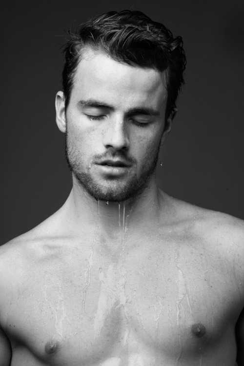 handsomemales:rafael licks by xavier samre 