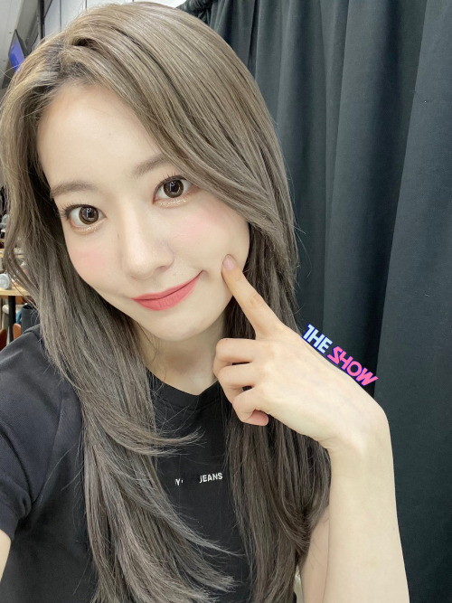 Sakura (Le Sserafim) - MTV The Show Selca 