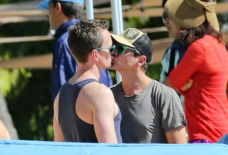 nph-burtka:  Neil Patrick Harris &amp; David Burtka on Hawaiian vacation - justjared.com