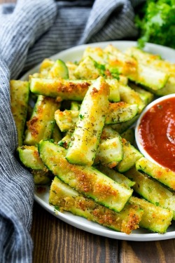 guardians-of-the-food:This parmesan zucchini is crusted in crispy breadcrumbs and cheese, then baked to golden brown perfection. An easy side dish or appetizer option!