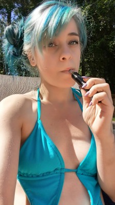 dabcandycannabis:  Vape by the pool side