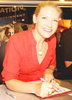 anna-torv-news:  Anna Torv | San Diego Comic-Con | 2009  