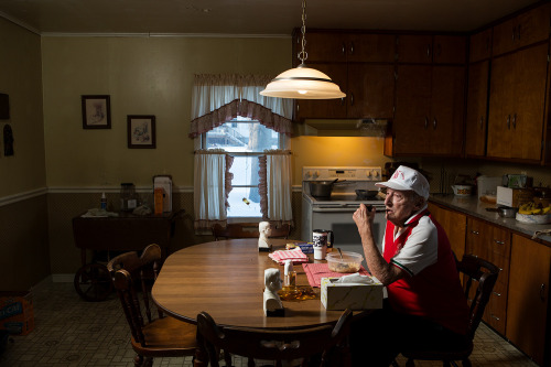 bobbycaputo:     Lois Bielefeld | Weeknight Dinners    Photographer Reveals What Dinnertime Looks Like Across the U.S.  