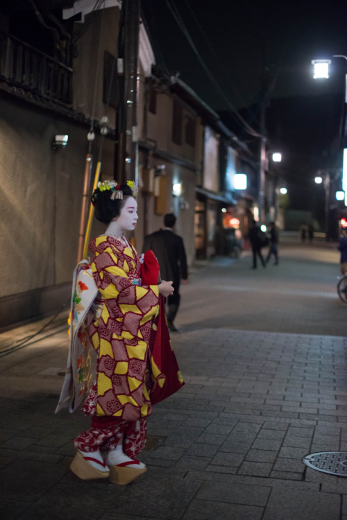 okiya:  Maiko Mikako, Gion Kobu Geisha in Gion (by Zachary Zadell) 