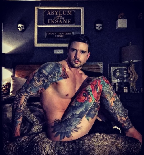 puphawaii:  heavenlymodels: Joe Putignano displaying his new leg tats (@joeputignano)   bone-up!  puphawaii & puphawaiitoo   