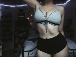 laadyyblue:  Super diggin’ my new bra.👽