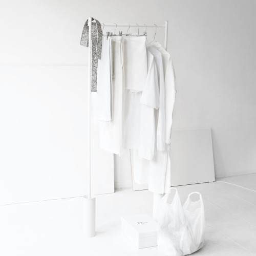 i-love-aesthetics:  / Love Aesthetics / How to / Curate your closet 