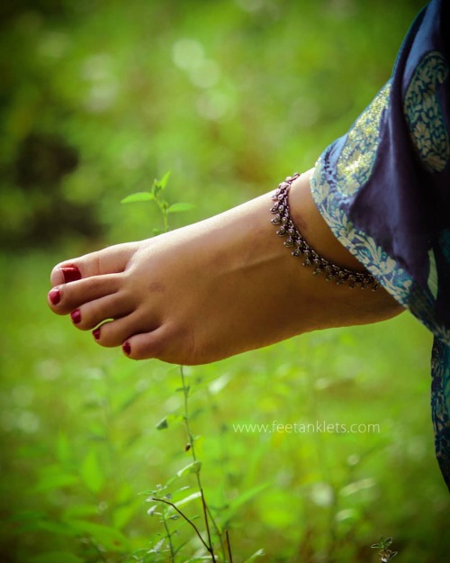 feetanklets:  Good evening 💖 . . Model @swetha_krishna_p  . . #photographylovers #photography #indianphotography #keralaphotography #incredibleindia #indianculture #traditional #saree #anklets #kolusu #payal #padasaram #red #rednails #rednailpolish