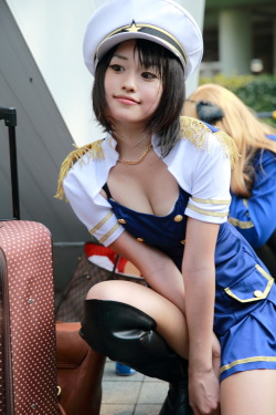 kaokaopink:  C84美人なコスプレイヤーかざりの谷間ブラチラ黒パンチラコスプレ - みんくちゃんねる