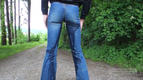 femboydl:  more wetting in sexy girls jeans outdoor - more wetting pix-> http://femboydl.tumblr.com/archive 