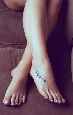 johndong70:  womensfoot-lover:  Womens Foot Lover - http://womensfoot-lover.tumblr.com  Lovely legs