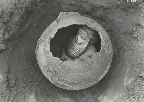 Discovery of the statuette of a &ldquo;high priest&rdquo; in a vessel from Uruk/Warka Excava