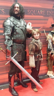 thewalkingdestiny:  LOVED this Game of Thrones cosplay at Comic Con today. 