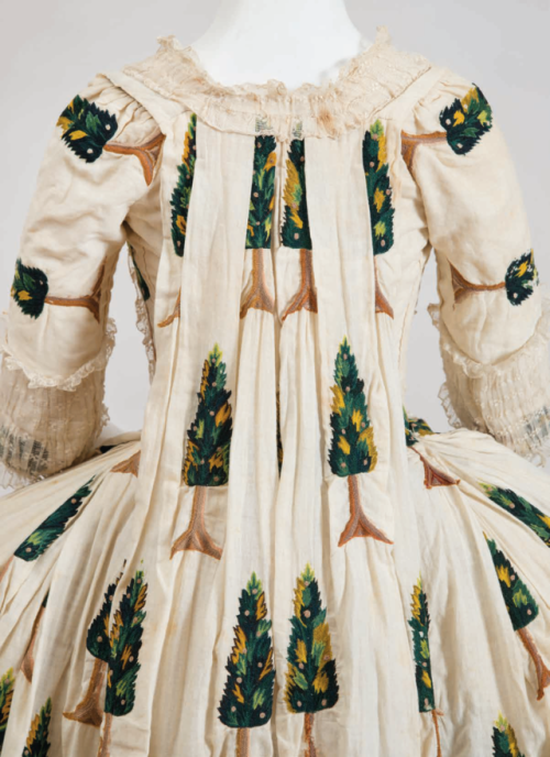 fripperiesandfobs:Robe à la francaise ca. 1770From Cora Ginsburg