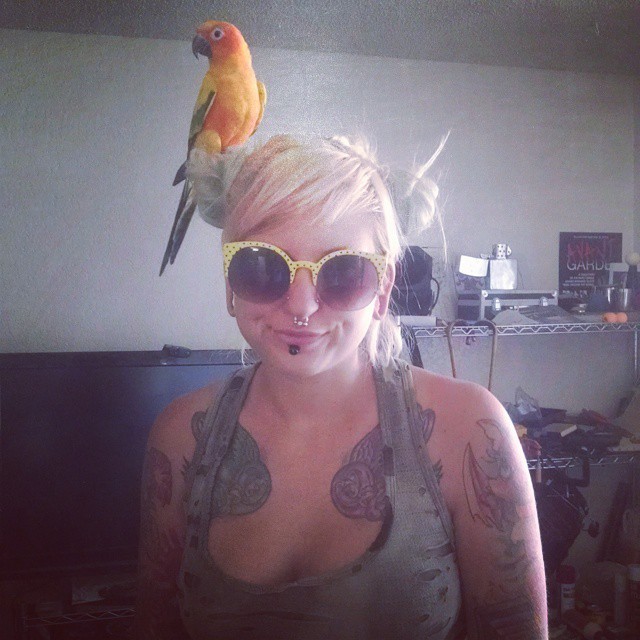 smurfasaur:  I’m not really a fan of birds josh… #vegas #nohobo #parrot  &lt;3