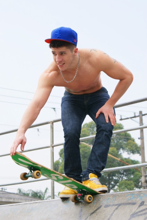 manc20uklad:  falexis1990:    ☆ falexis1990     If that lads at the skate board park look like him 😍 …. 😮 oh Damn one of them can train me for hours. That with or with out a skate board 😏 lol