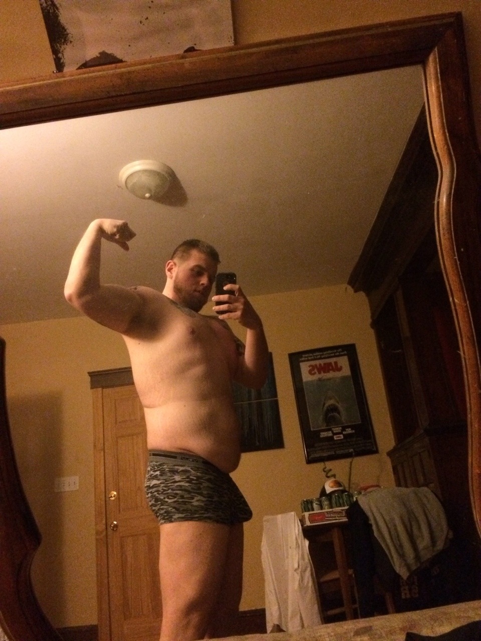 bro-woof:  Flex Friday, 10 Minutes to late but I love flexing :)