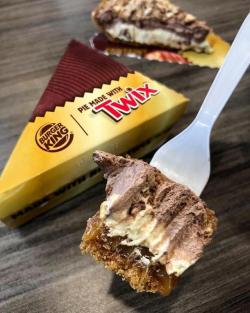 fruitloopsarecool:  begmetocome: food-porn-diary:  Burger King’s Twix Pie  🤤🤤🤤🤤🤤  what even is this who thought of this  I don&rsquo;t know, but somehow I&rsquo;m drawn into it.. And I shouldn&rsquo;t, since I make gelato and cakes for