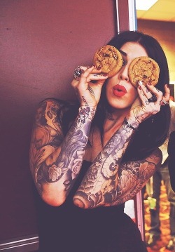 donna (soprattutto se tatuata) + biscotti = perfezione.