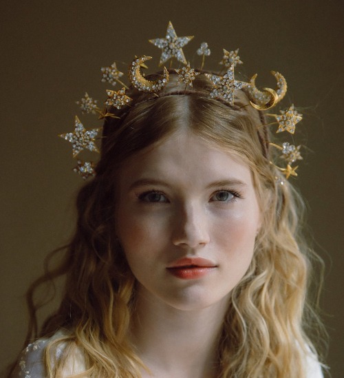 sosuperawesome:Crowns and Headpieces Erica Elizabeth Design on Etsy Reblogging for future ref. G