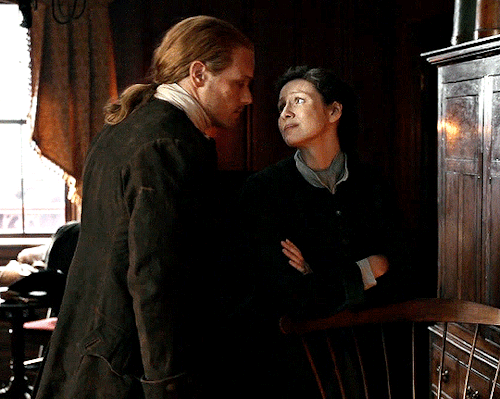 sharpesjoy: Jamie and Claire + soft domestic kissesOUTLANDER | Give Me Liberty (6.05)