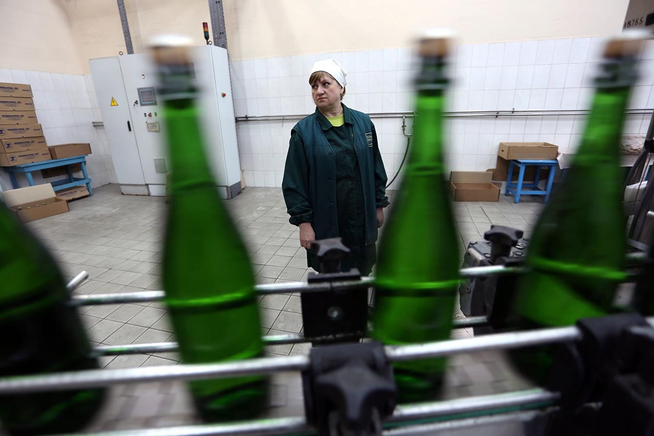 CAVA PROFUNDA. En el fondo de una enorme y antigua mina, a tan sólo unos kilómetros de la línea del frente, cientos de miles de botellas de vino espumoso aguardan en un laberinto de túneles y bodegas, en Ucrania. Es un refugio antibombas de 25...