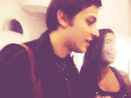 crazyforsosoa:  princesa-do-sorriso-lindo:  jdosuede:  Chay pedindo pra uma fã se