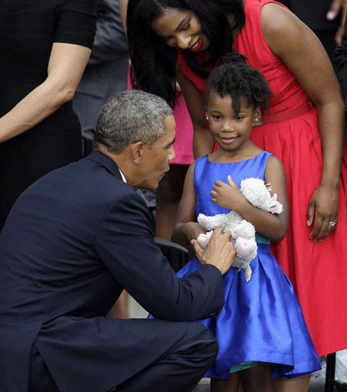 i-mabeaut:  sierracuse:  youngblackandvegan:  accras:  President Obama talks with Yolanda Renee King, 5, granddaughter of Martin Luther King Jr., Aug. 28, 2013.  she has his eyes  GRANDDAUGHTER Not great great granddaughter Not great granddaughter But