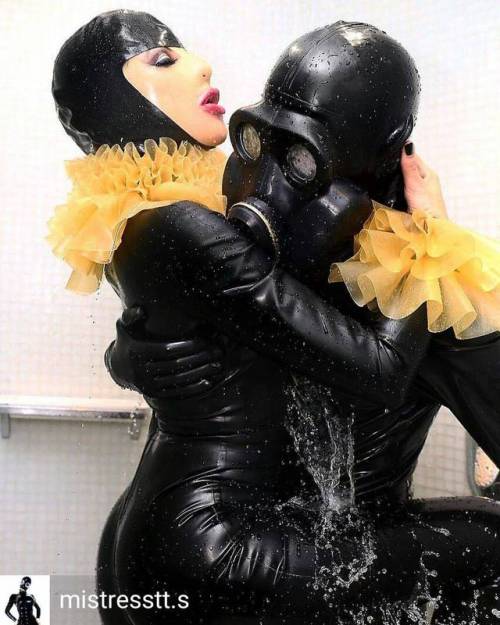 Credit to @mistresstt.s : Rubber bath Good morning to you with a photo of this wonderful editorial! 