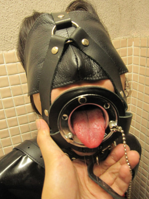 chew-me-latex: dummgeilesfickschwein: Eine wunderschöne Maske mit knebel was besonders Cum take me