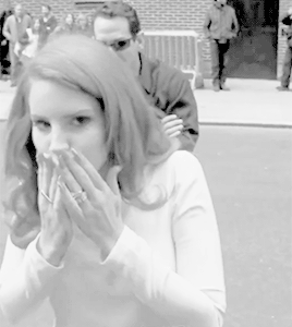 deadlynigthshade:  Lana with fans outside ‘The Letterman Show’ studio (Feb 02,