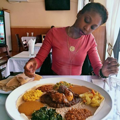 718-moon-goddess:censoredyetburning:I don’t know what that it but I want it It’s Ethiopian Food. Ste