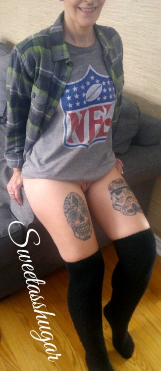 want-2-shareher:  Football, Flannel and Thigh highs…that’s what today is all about. The ladies submitting to Seasonal Sunday sure are warming me up…how about you?!  Shugar 