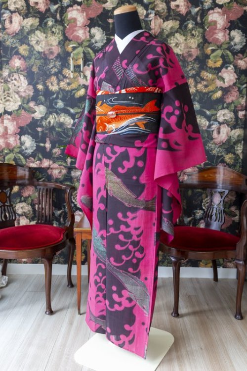 Joyful antique summer outfit, featuring a very pop kimono (that fuschia!) with lovely urushi (metall