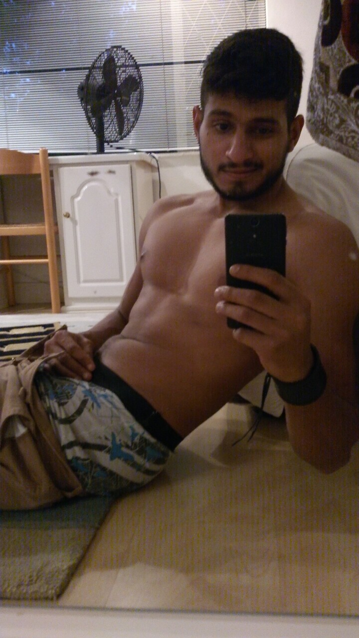 nevergoingbackthere:  I’m too lazy to take my pants off all the way :P who wants