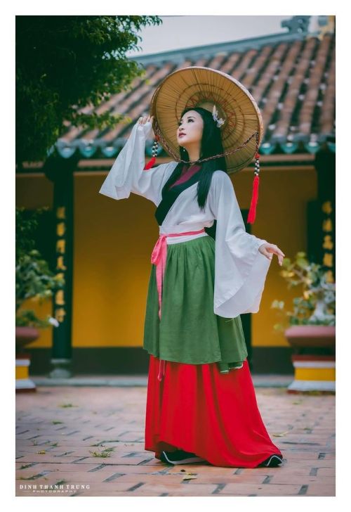 Reconstruction of Restored Later Lê cross-collared dress depicted in Japanese paintings. Although th