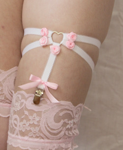 thecreepylittlegirl: Pink Rose Garter Mckenna