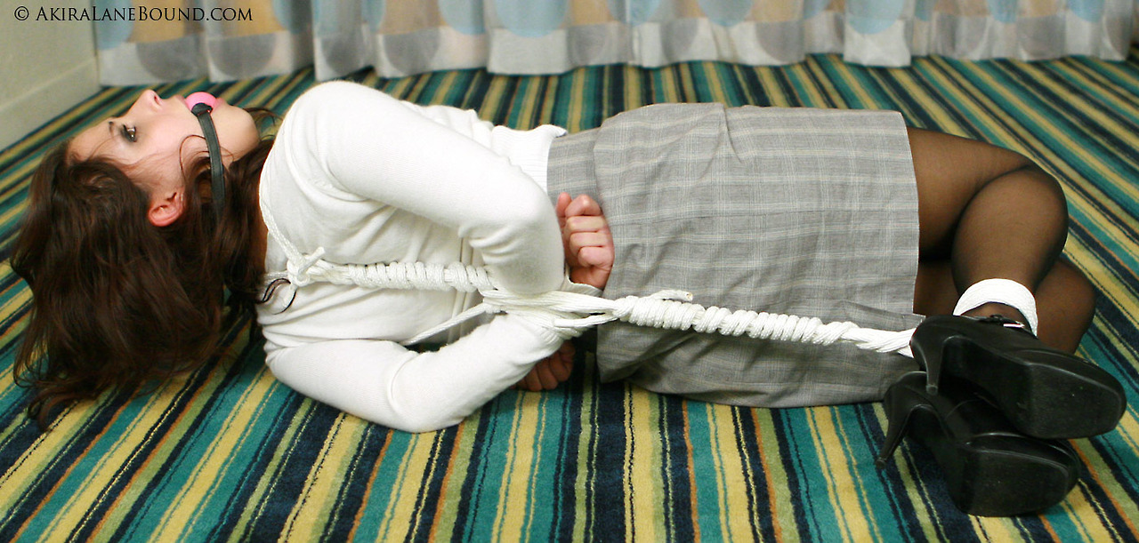 ropesarefun:  Just can’t resist posting anything Cali Logan….?!!!