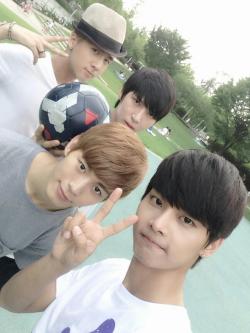 fyeah-vixx:  N (@CHA_NNNNN):  오랜만에 공차고 놀았더니~ 덥고 땀나고 시원하고 좋으네요!!!@.@!!!! 내별빛님들은 뭐해요??!!ㅋㅋ pic.twitter.com/Abe899pCji  Came to play football after a long time~ Hot, sweating, refreshing