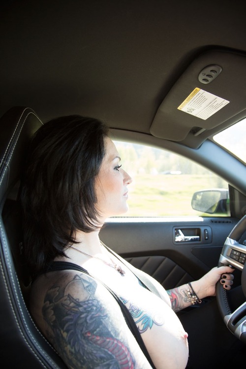 catherinetaylerxxx:  Driving #Tits out http://catherinetayler.cammodels.com