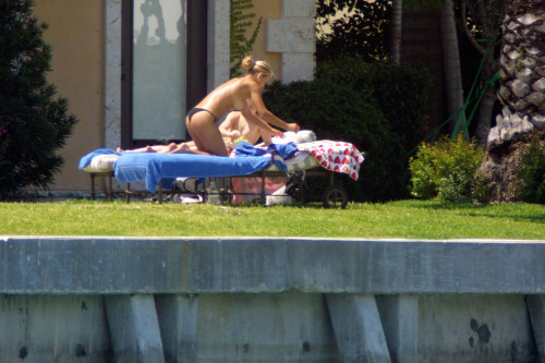 toplessbeachcelebs:  Anna Kournikova (Tennis Player) sunbathing topless in Miami (April 2001) Here’s a Flash From the Past: 19 year old tennis star Anna Kournikova tanning topless! These classic paparazzi photos have just surfaced in high quality (as