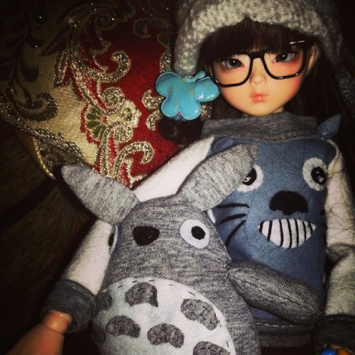 La pequeña Sawako con su peluche Totoro;) #sawako #totoro #handmade #sweater #peluche